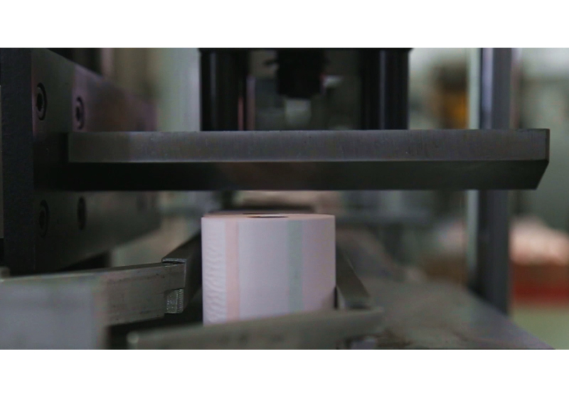 Линейная высекальная машина для производства / получения бумажных рулонов GPPE